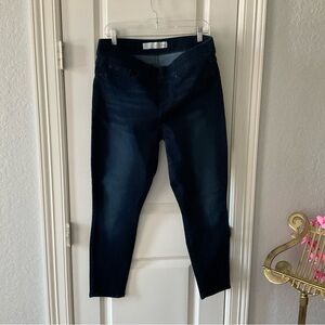 Levi's Gold Signature Totally Shaping Pull-On Skinny Jeans. Size 16S